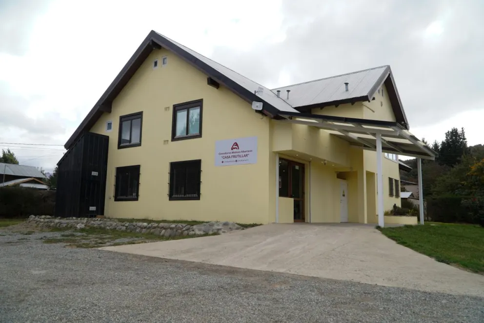 Los consultorios están ubicados en el barrio El Frutillar, en calle Charcao 593 y atienden de lunes a viernes de 9 a 17 horas y tienen estacionamiento propio. Fotos de Facundo Pardo.