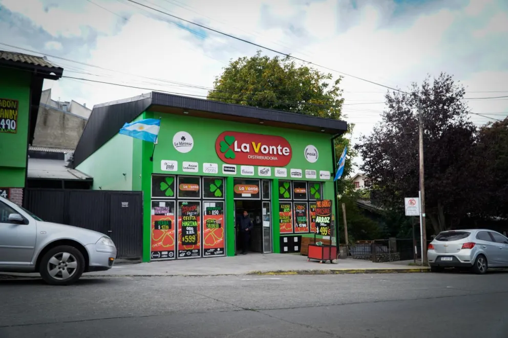 El hombre pretendía llevarse dos hormas de panceta ahumada de cerdo. (Fotos: Facundo Pardo)