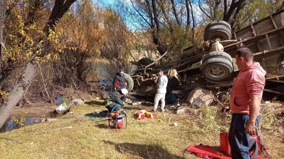 Una persona falleció en el ligar mientras que el acompañante terminó atrapado en el habitáculo (foto: RSM)