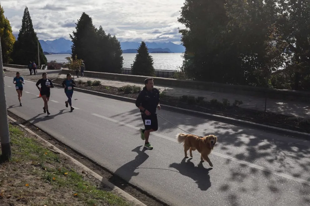 Todos disfrutaron de la carrera, a pesar del frío otoñal de este sábado. (Fotos: Euge Neme)