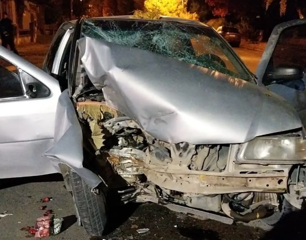 Así quedó el Volkswagen Gol tras impactar violentamente contra un árbol. 