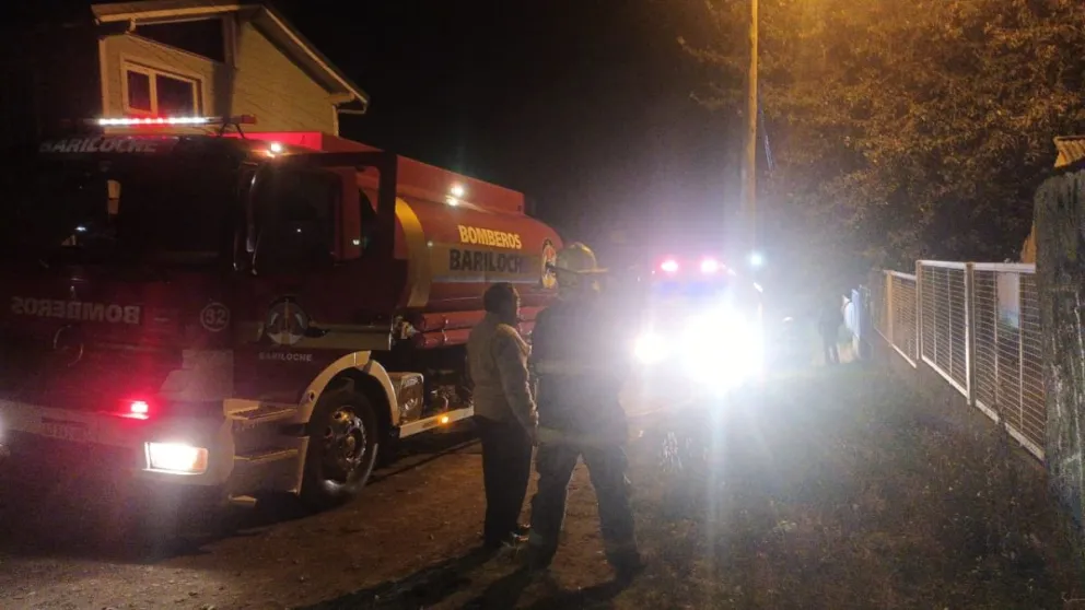Las tareas de los bomberos este lunes por la noche.