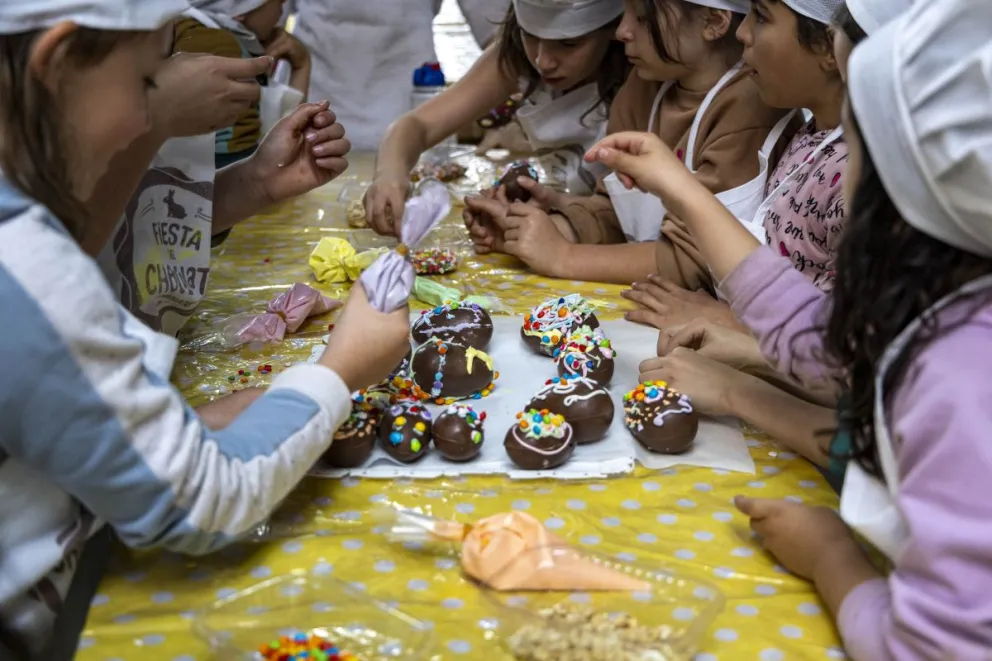 El conejo de Pascua visitó el puerto San Carlos con huevos de chocolate para todos los alumnos de tercer grado de la ciudad (fotos: Eugenia Neme) 