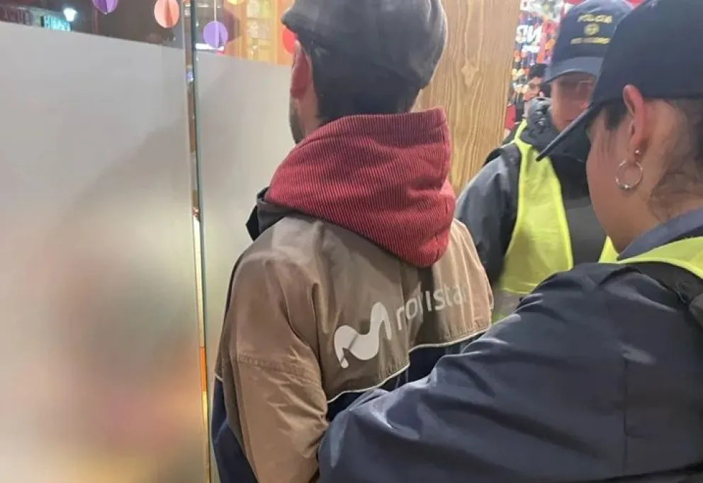 El detenido, tras intentar llevarse los chocolates. (Foto: gentileza)