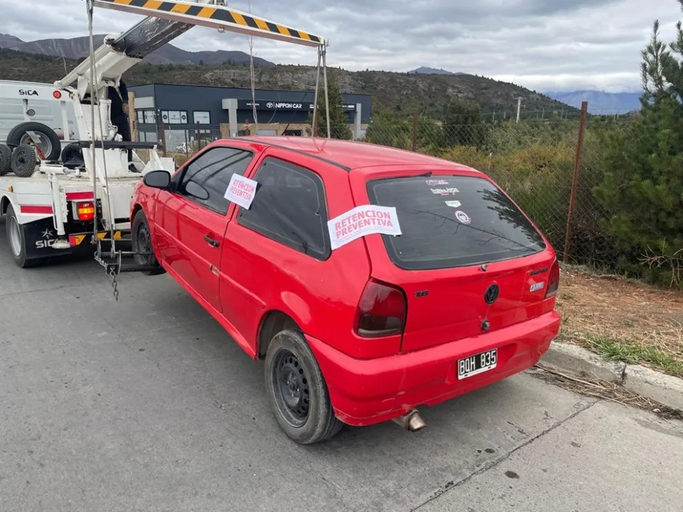 Uno de los vehículos que fue retenido y trasladado. 
