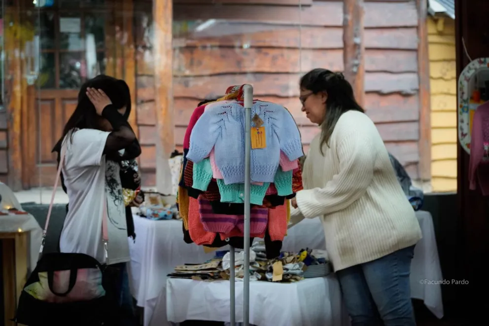 Mujeres que realizan productos de manera artesanal (fotos: Facundo Pardo).
