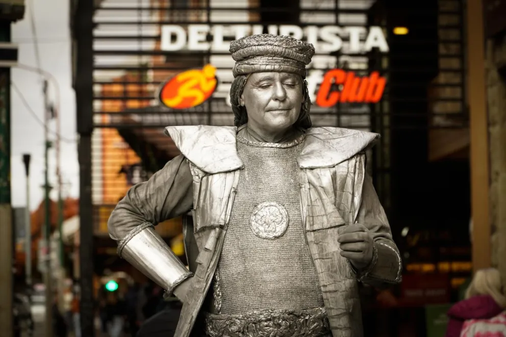 Una estatua charlatana (fotos: Facundo Pardo).