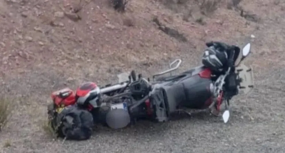Así quedó la moto luego del choque / Foto LMNeuquén.