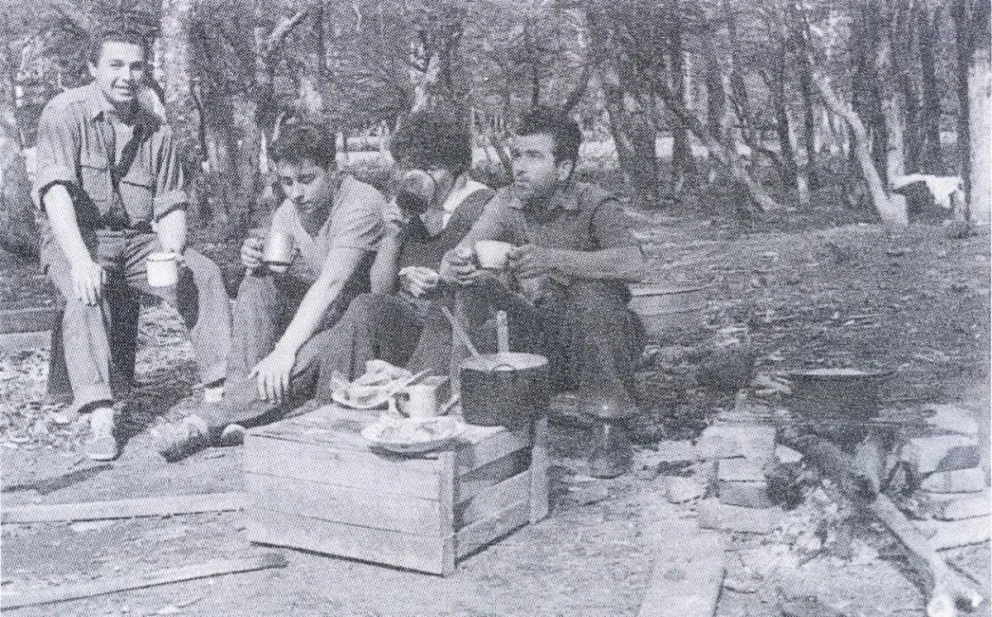 A la derecha de la imagen, Francisco Jerman. A su lado, semioculta por la jarra, su compañera Lucka. El primero a la izquierda es Bertoncelj y el otro integrante de la escena es Tomaz, hermano de la mujer. Foto: gentileza Toncek Arko.