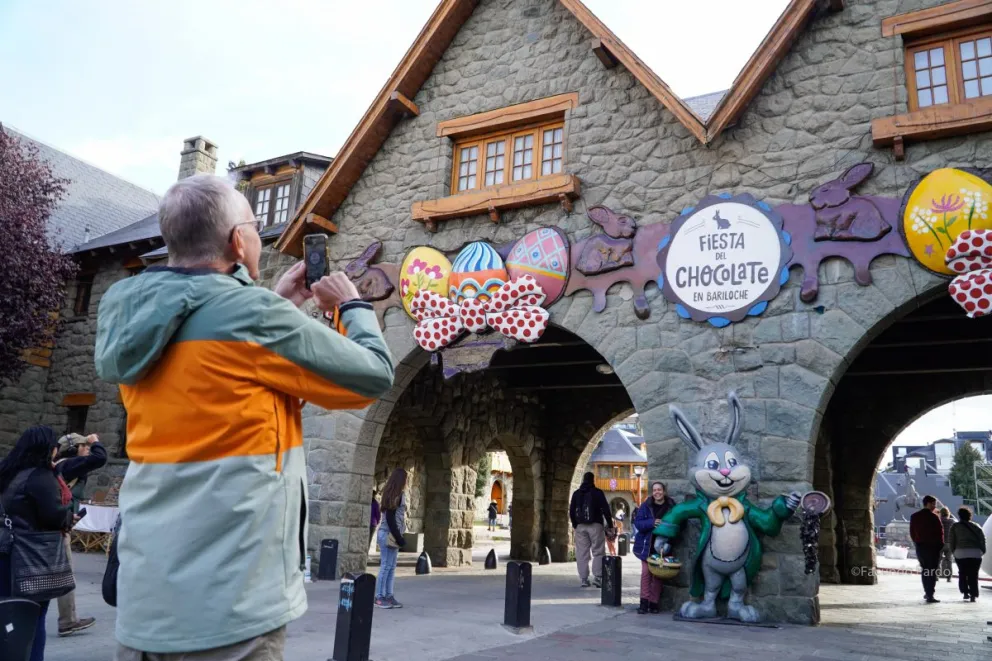 Juegos laser, maquillaje artístico, dj en vivo y la barra más grande en el centro de Bariloche. (Fotos: Facundo Pardo)