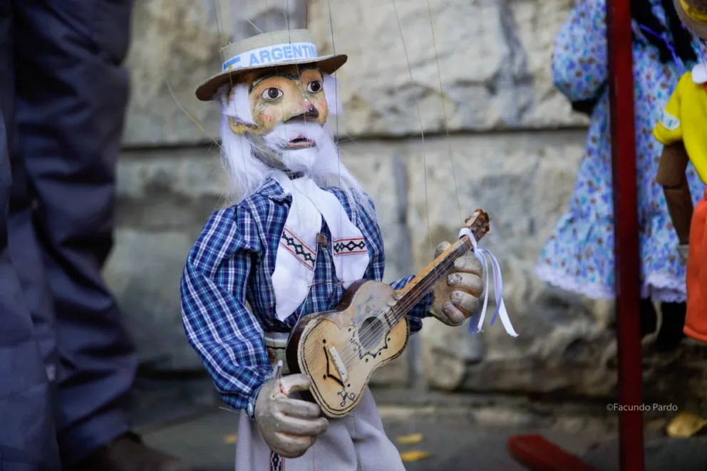 Don Augusto, gaucho que inspiró una canción de Iorio, en plena "actuación" en el centro barilochense (fotos: Facundo Pardo).