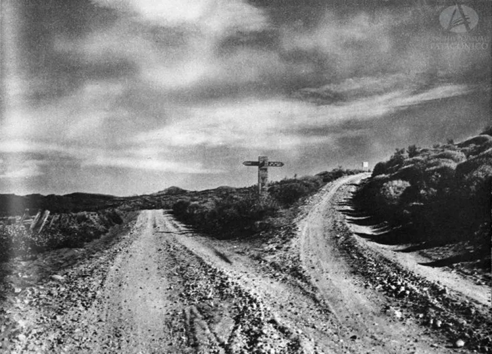 Antiguo desvío a Villa La Angostura/Correntoso y Traful/San Martín de los Andes. Nahuel Huapi (1943). Archivo Visual Patagónico.