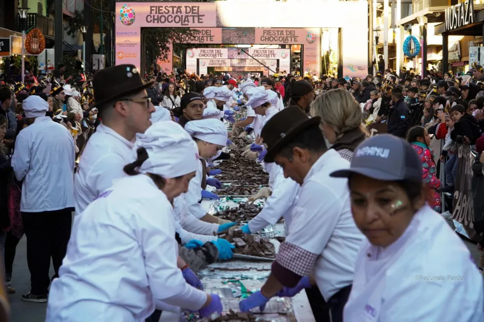 La barra de chocolate más larga del mundo, la estrella del fin de semana. (Fotos: Facundo Pardo)