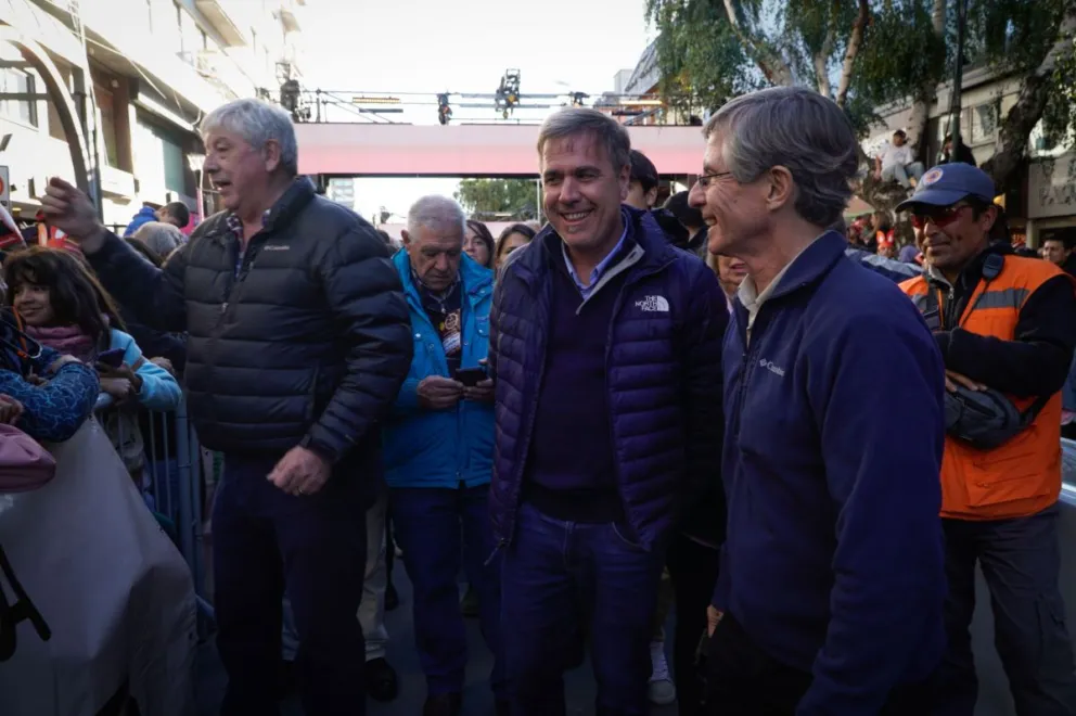 El jefe comunal recorrió la barra de Chocolate junto a Cortes (fotos: Facundo Pardo) 