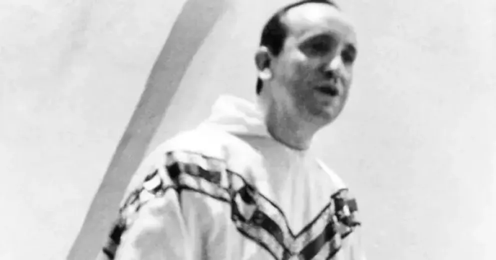Jorge Bergoglio, antes de ser Papa, en una misa en Argentina. Foto (gentileza).
