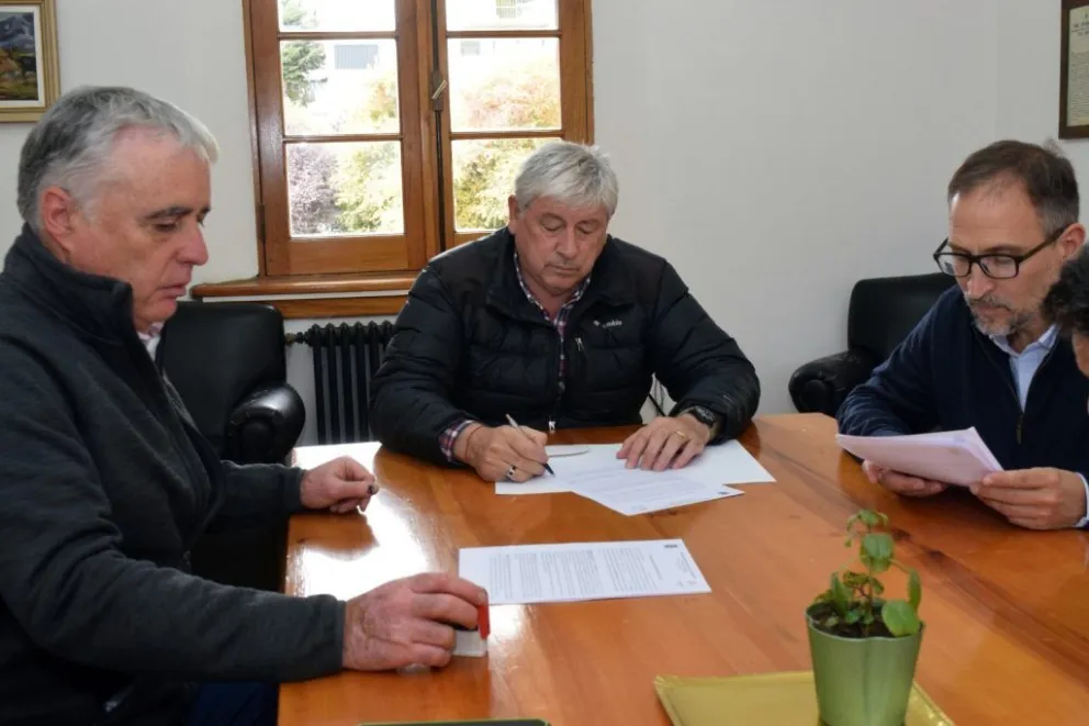 Momento de la firma del convenio.