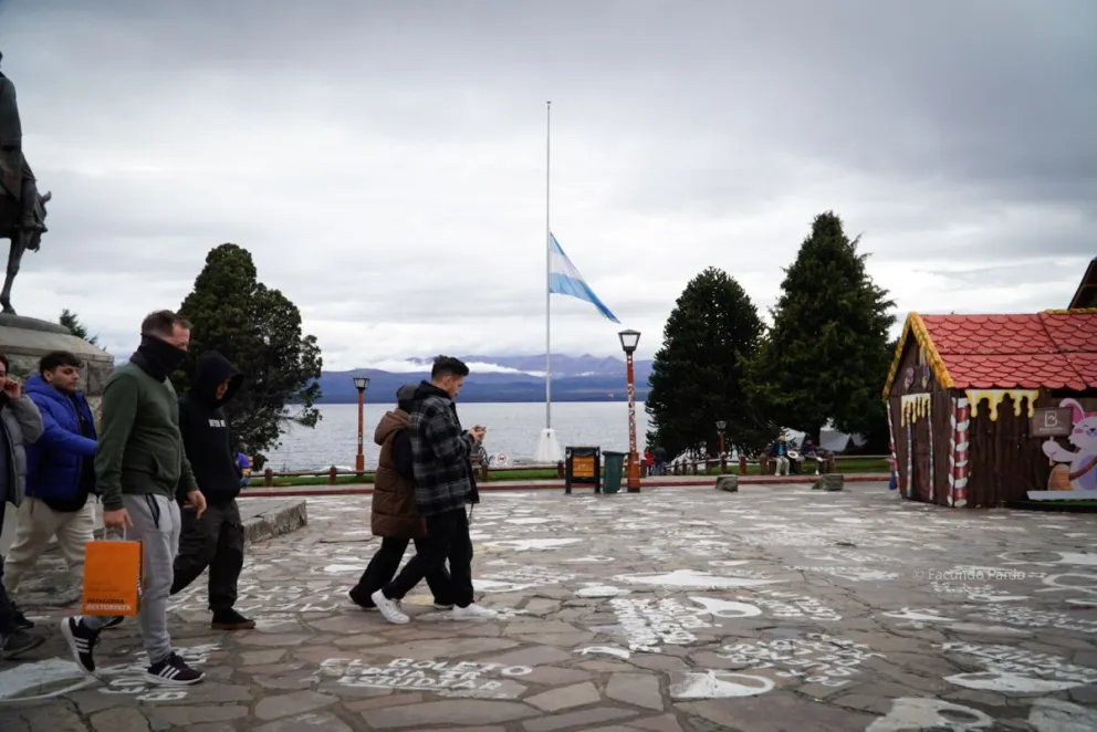La bandera del mástil del Centro Cívico lucirá a media asta por siete días. Fotos: Facundo Pardo