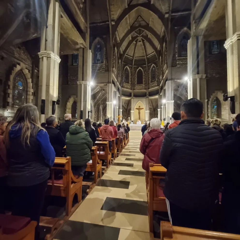 La misa en Bariloche estuvo repleta de personas. (Foto: gentileza)