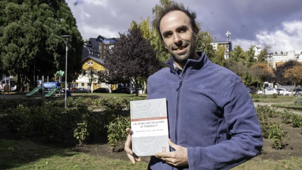 El autor y su libro británico.