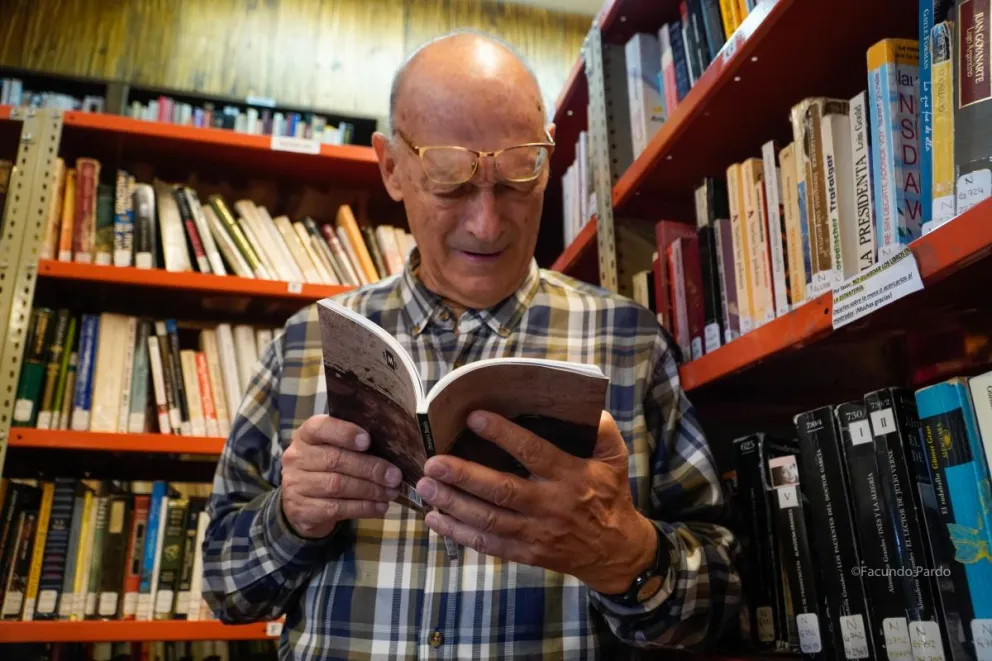 Un referente de la comisión directiva y la lectura, unión imperecedera (fotos: Facundo Pardo).