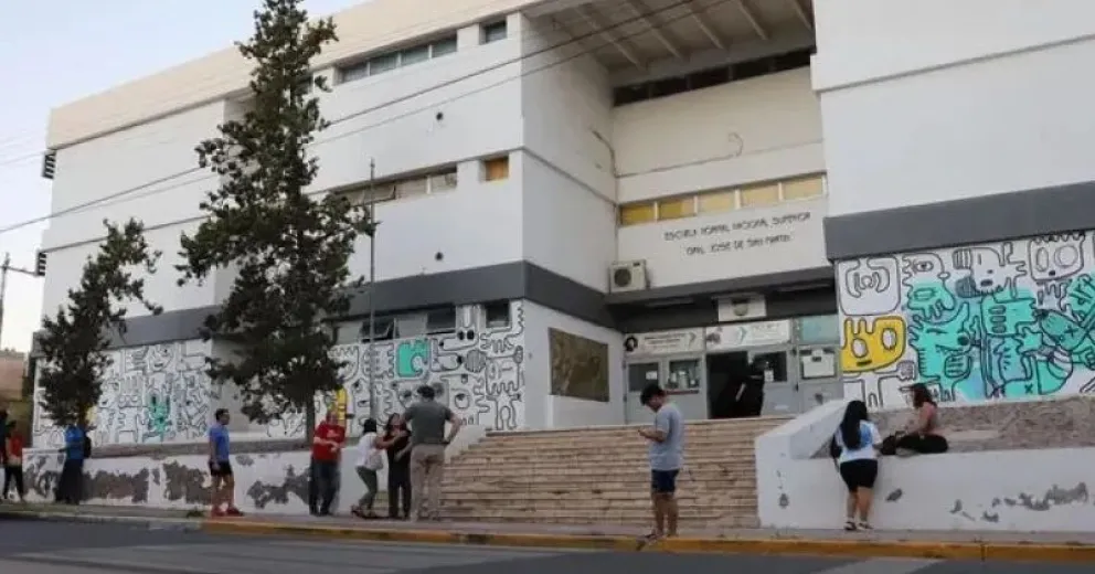 El hecho ocurrió pese a que la madre tenía expresamente prohibido el ingreso al edificio.