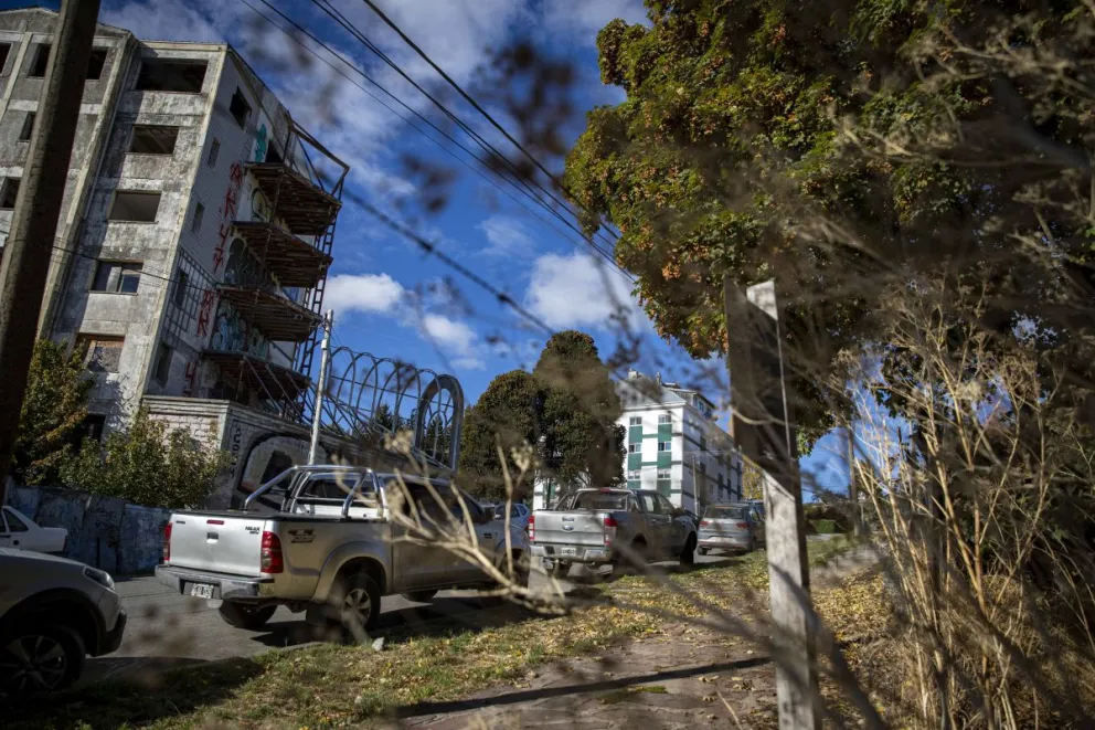 Tramos con pocas luminarias hasta las paradas de micro sobre Diagonal Capraro. Foto de Eugenia Neme.