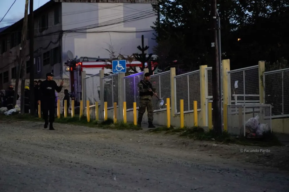 Las tareas se extendieron hasta la noche en el instituto. (Foto: Facundo Pardo)