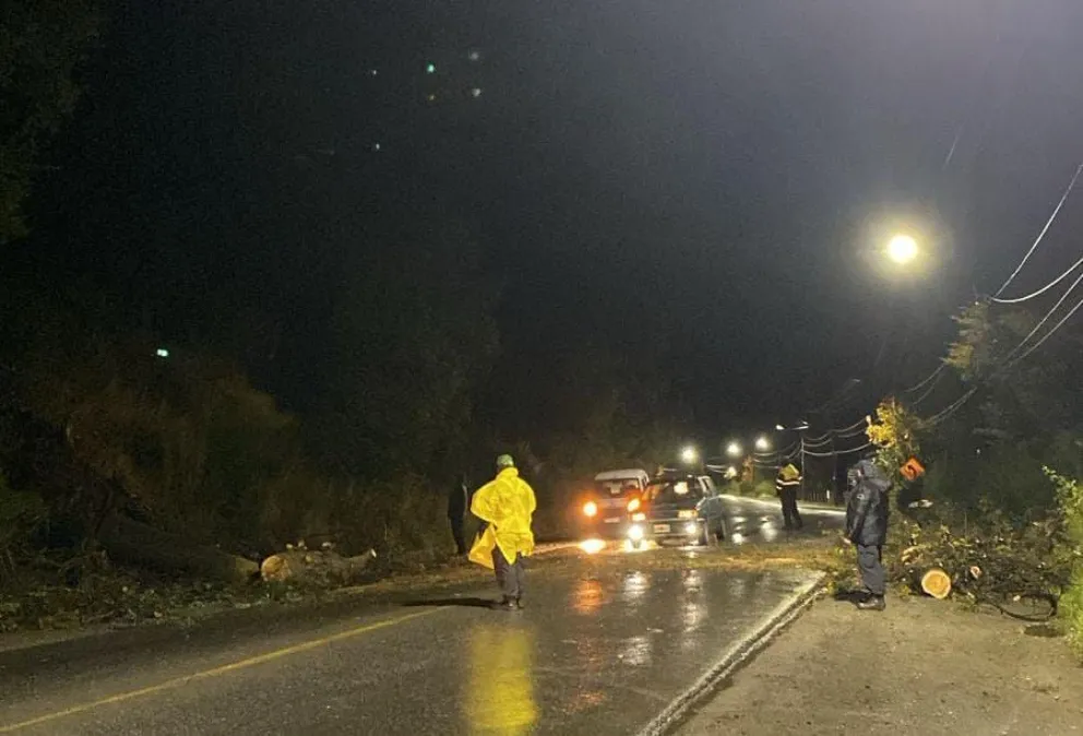 Alertan por ráfagas de viento y lluvia en la ciudad. 