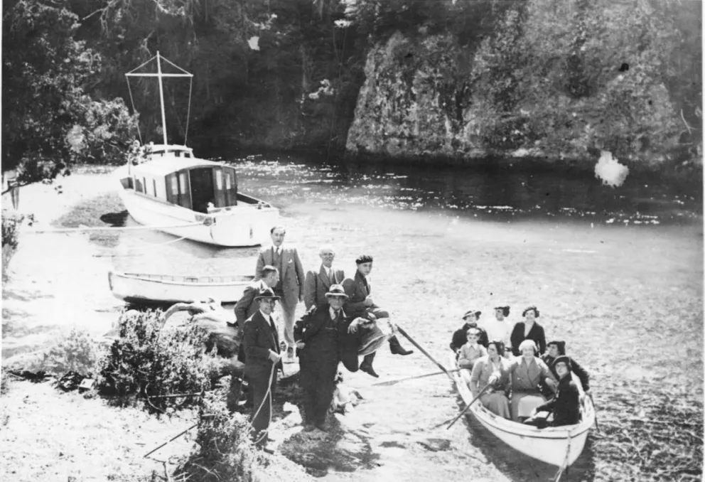 Excursión en lago Frías. Archivo General de la Nación. Sin fecha.