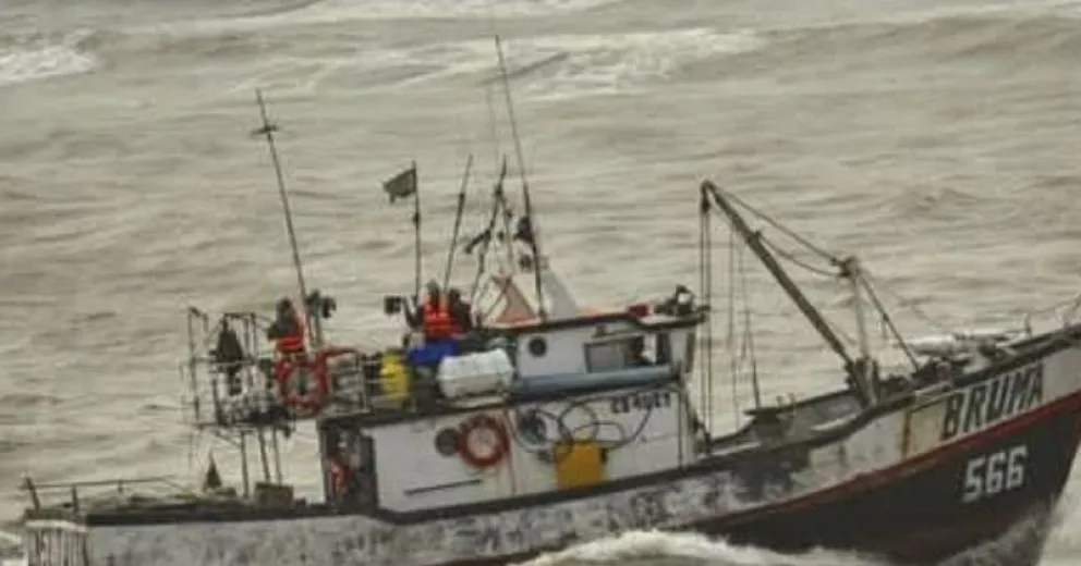 Continúan las investigaciones para determinar qué sucedió. La búsqueda de los pescadores fue suspendida.