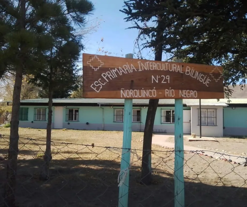 Tranquilidad y pocos votantes en la primera mitad de la jornada electoral en Ñorquinco (fotos gentileza).