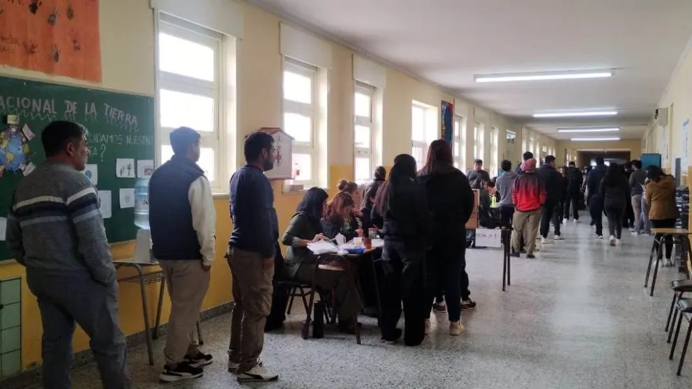 Domingo electoral en Sierra Colorada (fotos gentileza).