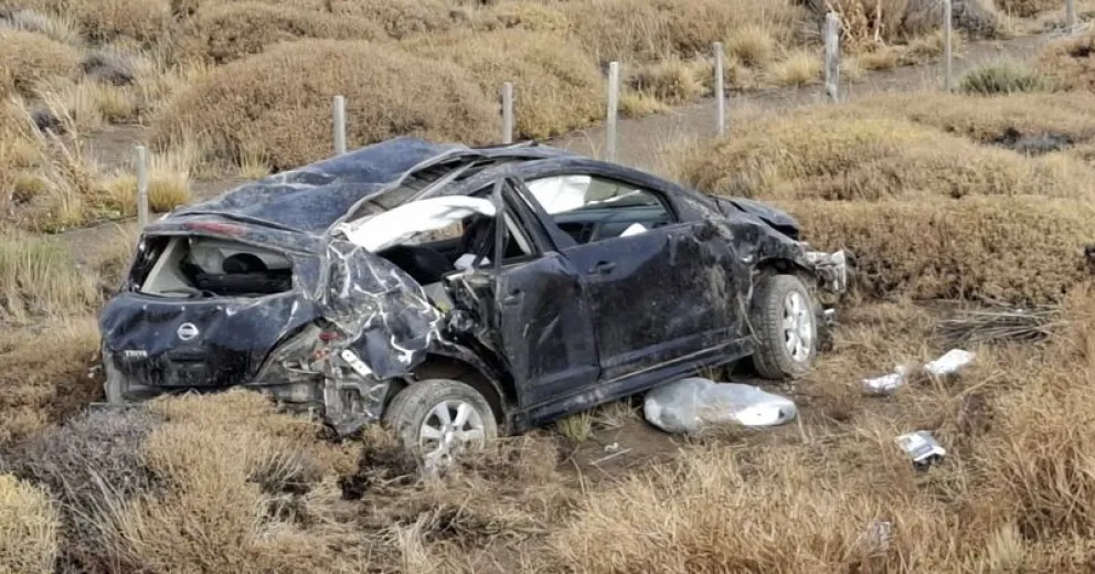 Así quedó el vehículo luego de salirse de Ruta 23. Foto Bomberos Pilcaniyeu.