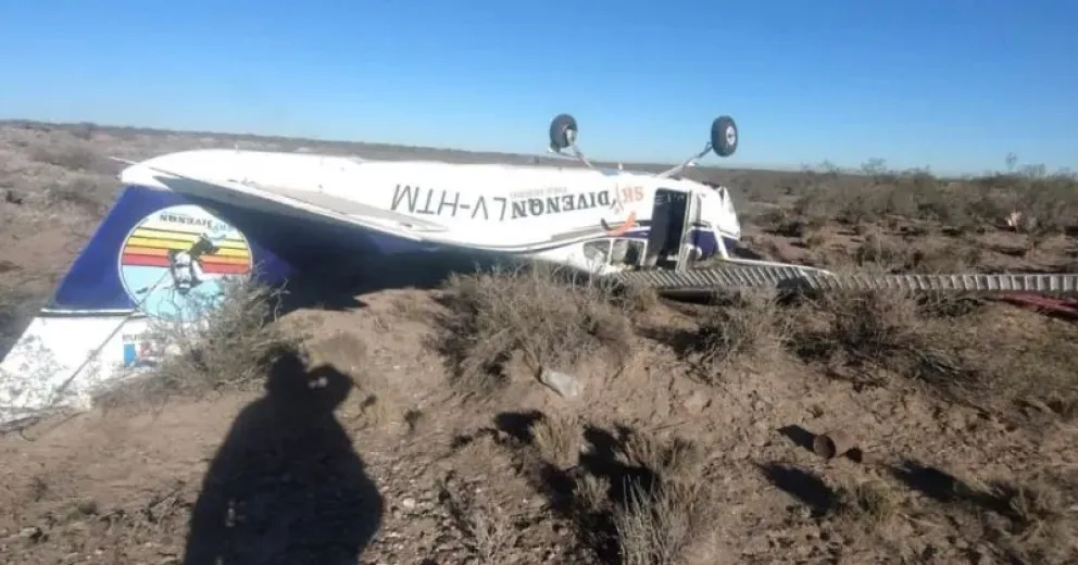 El avión de pequeño porte impactó a una persona que estaba sobre la pista. Foto (redes).