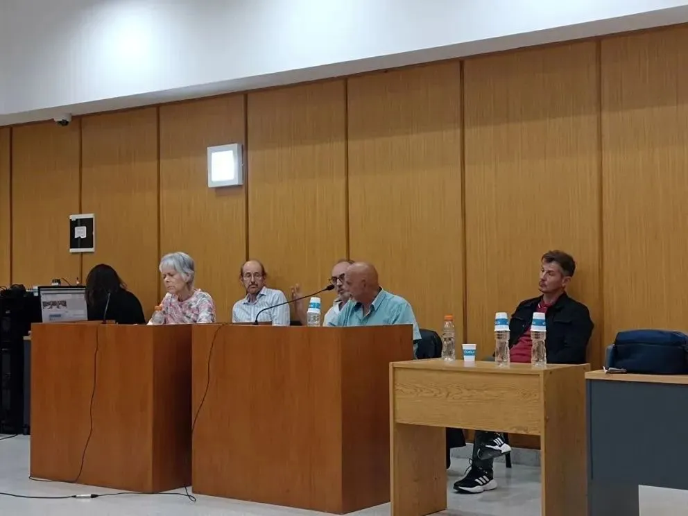 Hace instantes y ante el pedido de la fiscalía, el Tribunal de Juicio de General Roca resolvió dictar la prisión preventiva de las cuatro personas condenadas. Foto (ANR).