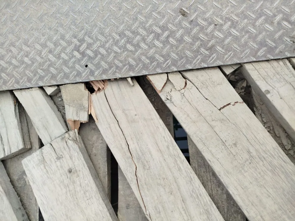 Son varias las tablas que fue quebrando el camión a su paso.