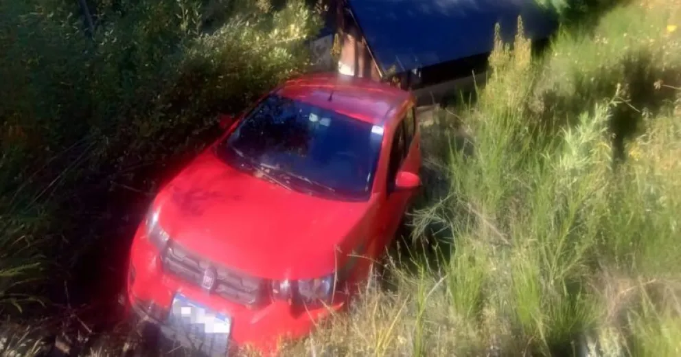 Los bomberos voluntarios debieron acudir a rescatar el auto.