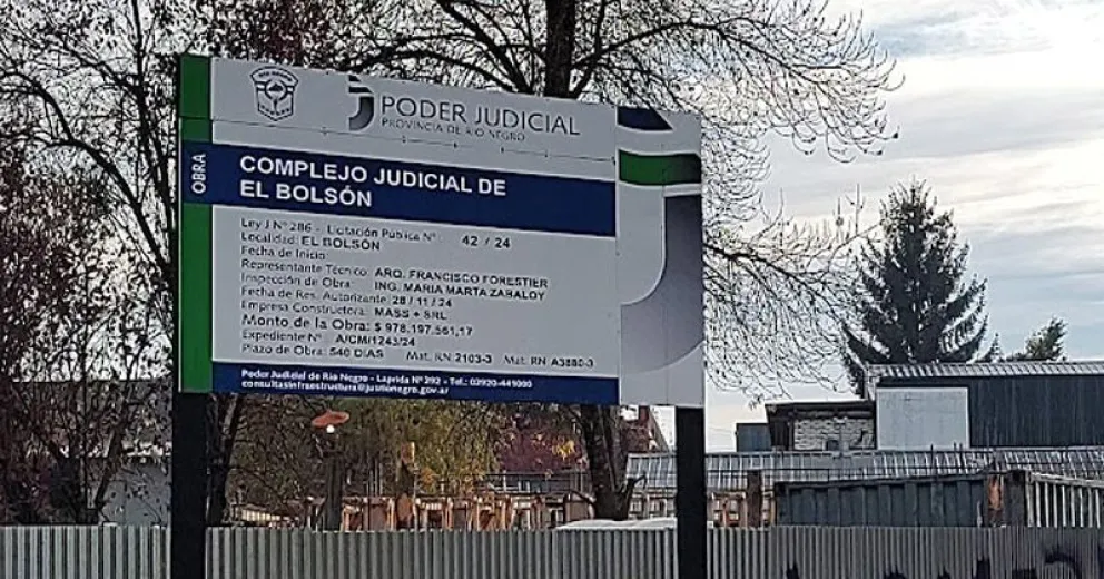 Con mano de obra local.