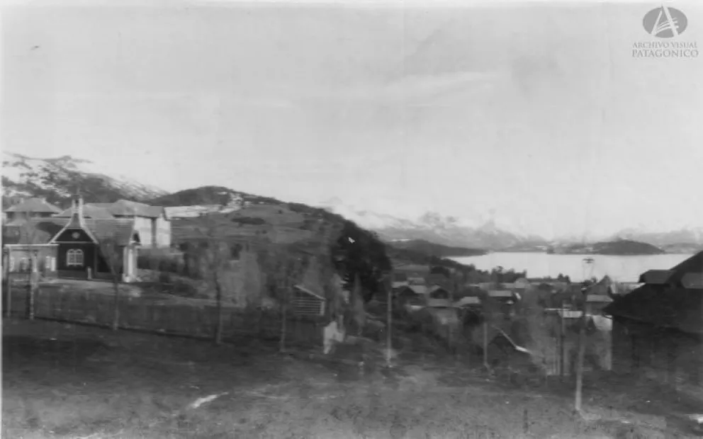La intersección de Moreno y Frey 100 años atrás. Colección Gelain en Archivo Visual Patagónico.