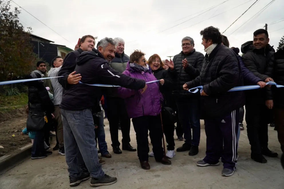 Vecinos realizaron el corte de cinta junto al Gobernador y el intendente, en la inauguración del asfalto en 9 de Julio entre Brown y La Paz (fotos: Facundo Pardo) 