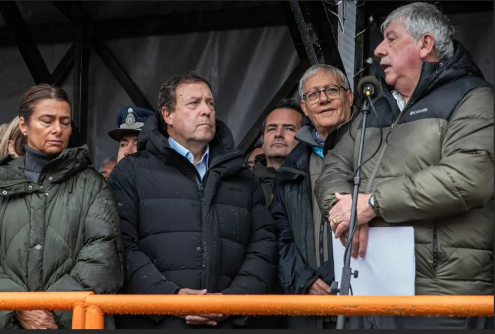 Cortes y Weretilneck buscan alternativas para solucionar la histórica problemática del vertedero ubicado en Ruta 40 (foto: Eugenia Neme) 