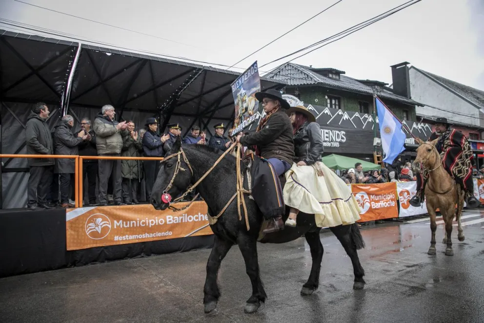 Bariloche cumplió 123 años y lo celebró con un desfile multitudinario