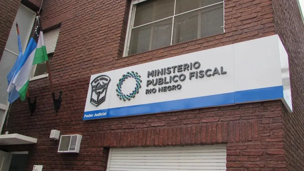 Según el Ministerio Público Fiscal, el acusado debía haber construido 12 viviendas y no lo hizo, habiendo recibido el dinero para hacerlo.