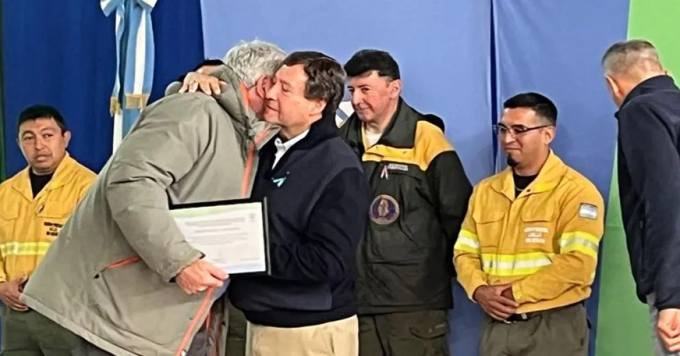 El intendente recibiendo el diploma de manos del gobernador.