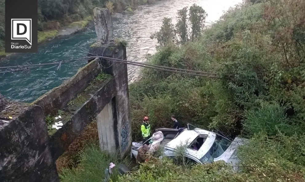 Bomberos y Carabineros prestaron contención a los ocupantes del vehículo (Foto: Diario de Osorno)