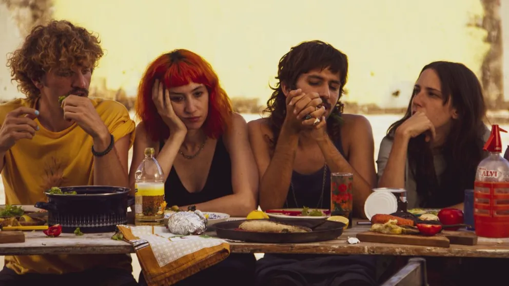 La banda "Bajo naranja".