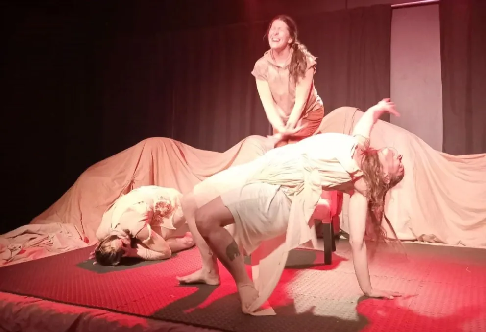  Vanesa Molina (en primer plano) Abigail Cuzzani y Marcela Mohr (de pie). Foto: gentileza