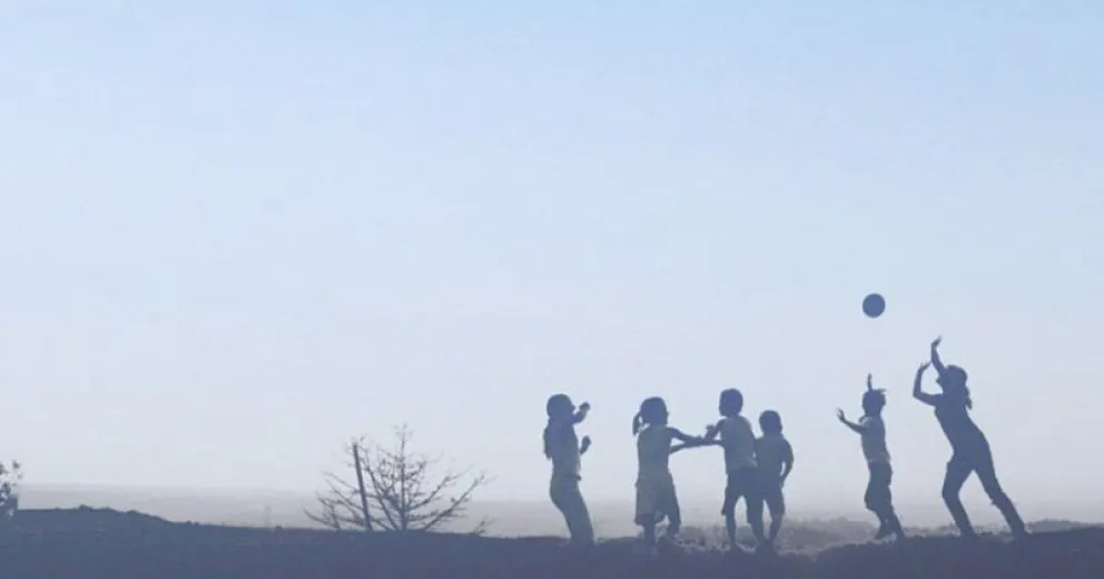 Se busca construir una comunidad más inclusiva y consciente de la importancia de garantizar el bienestar y desarrollo integral de las infancias y adolescencias.