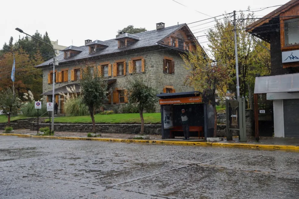 Una mañana lluviosa sin colectivos en Bariloche / Fotos Euge Neme 
