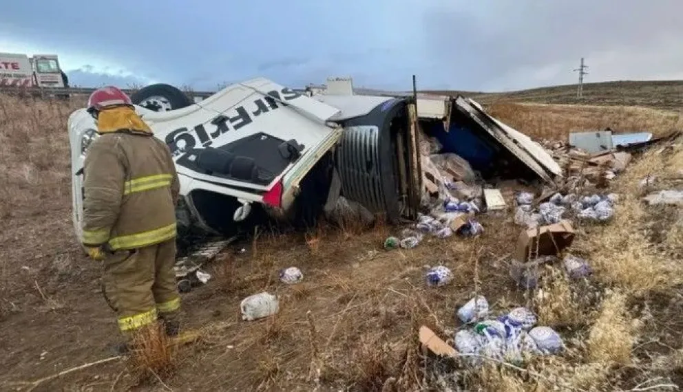 Un muerto como resultado del vuelco (Foto. LU17).